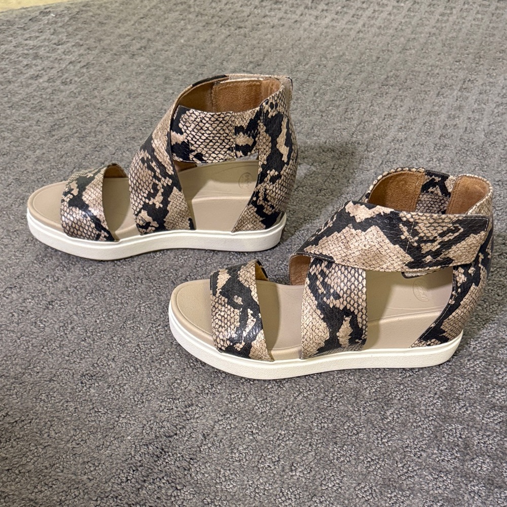 NWOT Dr. Scholl's Snakeskin Wedge Sandals - Black and Tan - Picture 2 of 8